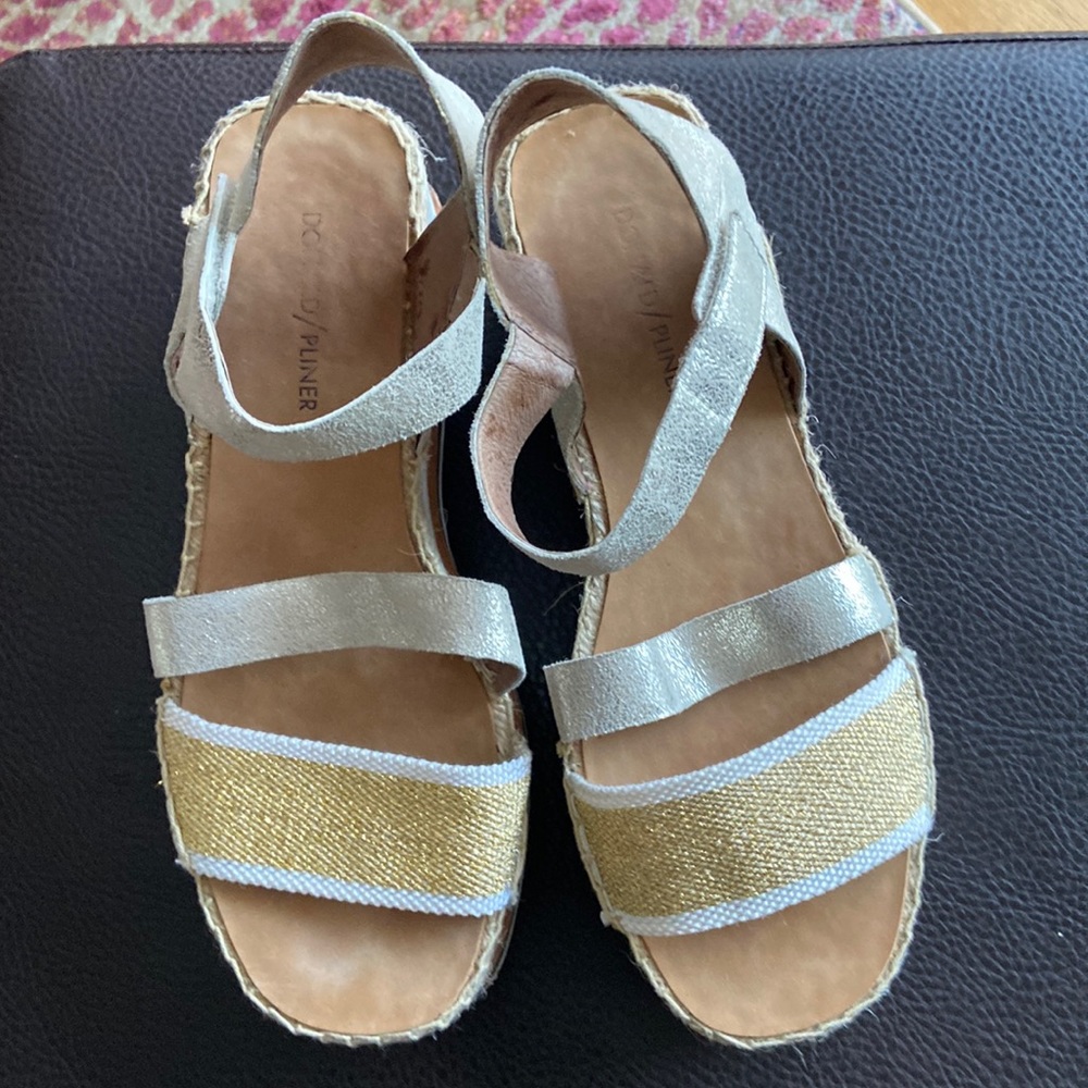 DONALD J PLINER
Leather Pattern Espadrilles 81/2